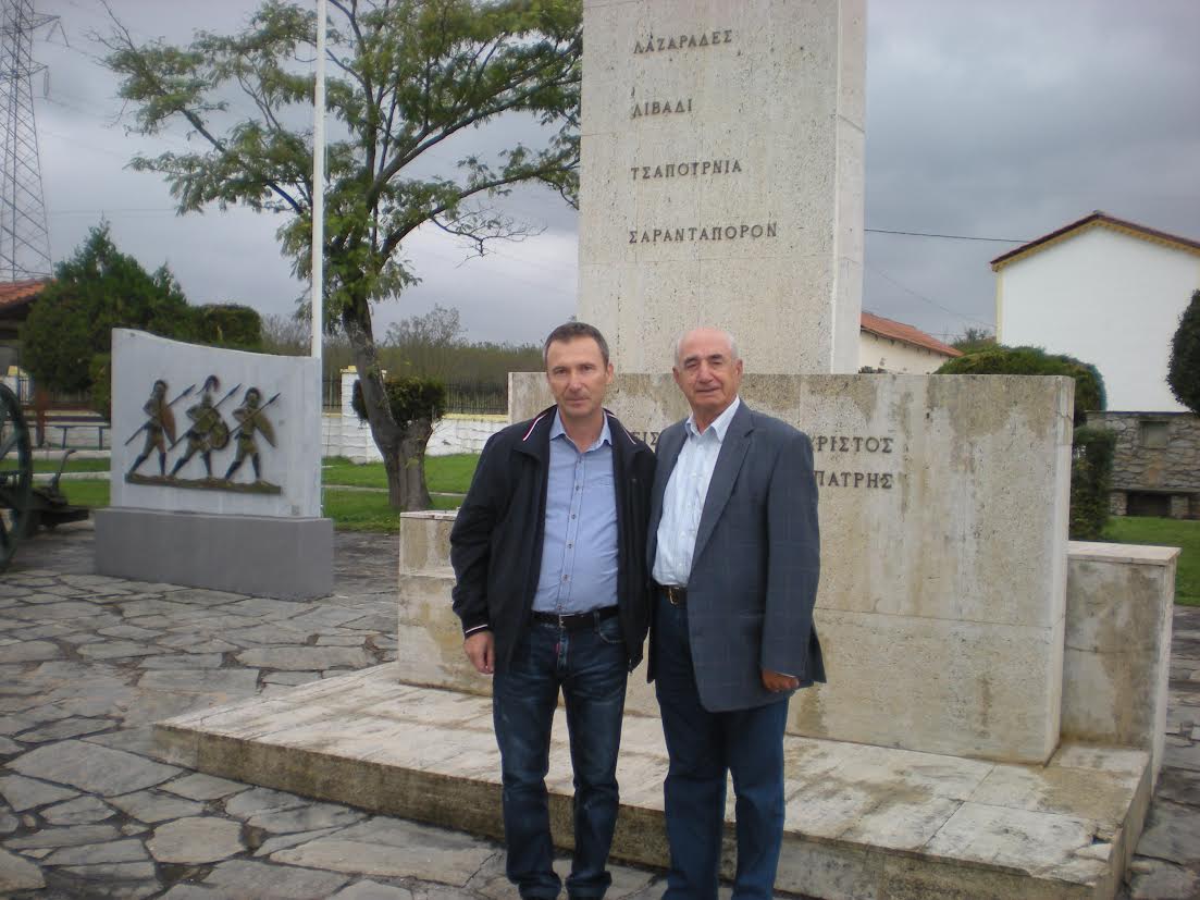 αδελφος του ηρωα Νικόλαος Ραυτόπουλος  με τον δημήτριο ντάλλα στο μνημείο μουσείου σαρανταπόρου