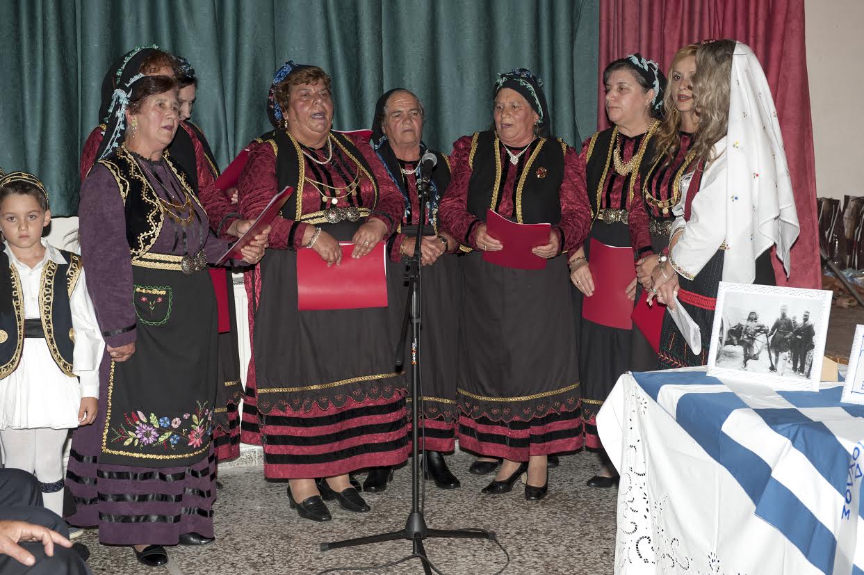 χορωδία γυναικών σαρανταπόρου που μελοποιησαν του στίχους του Δημήτρη Ντάλλα για τον 12ετή λοχία