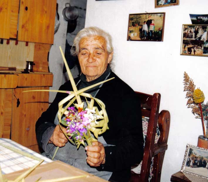 Αντίγραφο από Η Αντουανέττα Κοσμετάτου φτιάχνει την βαγιοφόρα- 2003 Βλαχάτα Λειβαθούς