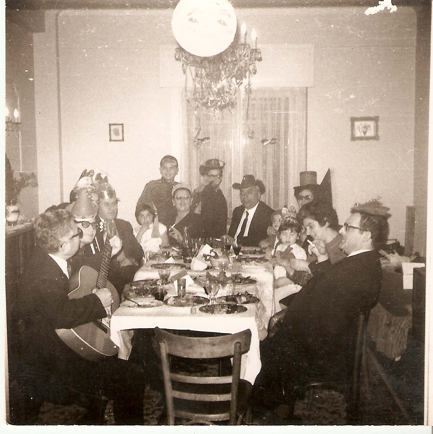 Σε αποκριάτικο τραπέζι στο Ληξούρι  1960-62
