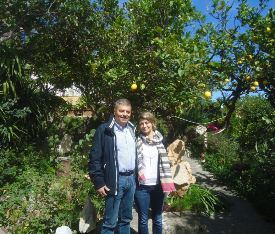 Ο Παναγής Καππάτος Βουλευτής Κεφαλληνίας και Ιθάκης με την σύζυγο του Ευτέρπη Κεκάτου Καππάτου στον κήπο της Villa ΡοδόπηJPG