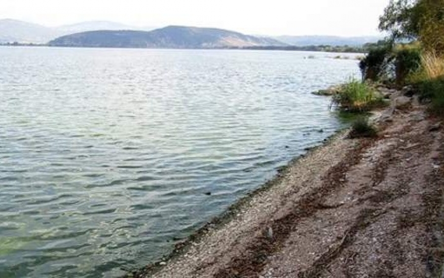 «Στέγνωσε» η λίμνη Ιωαννίνων -Αποκαλύφθηκε ο πυθμένας της [εικόνες]