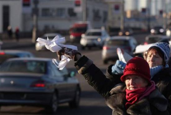 Μοσχοβίτες διαδηλώνουν με τα αυτοκίνητά τους ζητώντας ελεύθερες εκλογές