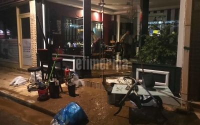 Νύχτα - εφιάλτης για τη Μάνδρα: Πλημμύρισαν οι δρόμοι, ανάστατοι οι κάτοικοι (εικόνες)