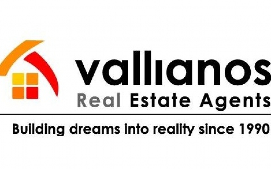 Vallianos Real Estate: Ευκαιρία - Πωλούνται δύο διαμερίσματα και μια σοφίτα στο Αργοστόλι