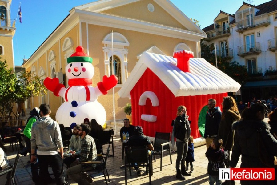 Βόλτα στο γιορτινό Χριστουγεννιάτικο Λιθόστρωτο - Ποιους είδαμε... (εικόνες + video)