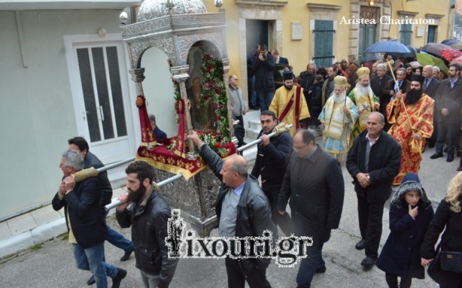 Ληξούρι: Λιτάνευση του Θρόνου και του Ιερού Λειψάνου του Αγίου Χαραλάμπη υπό βροχή!  (εικόνες)