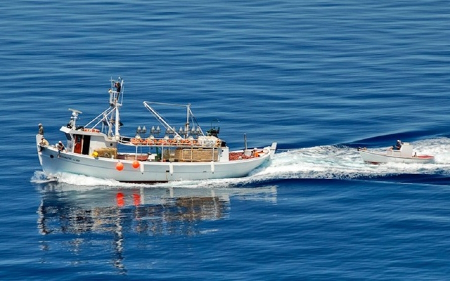 Ναυτική τραγωδία στην Αίγινα - Δύο νεκροί από τη σύγκρουση υδροφόρας με αλιευτικό