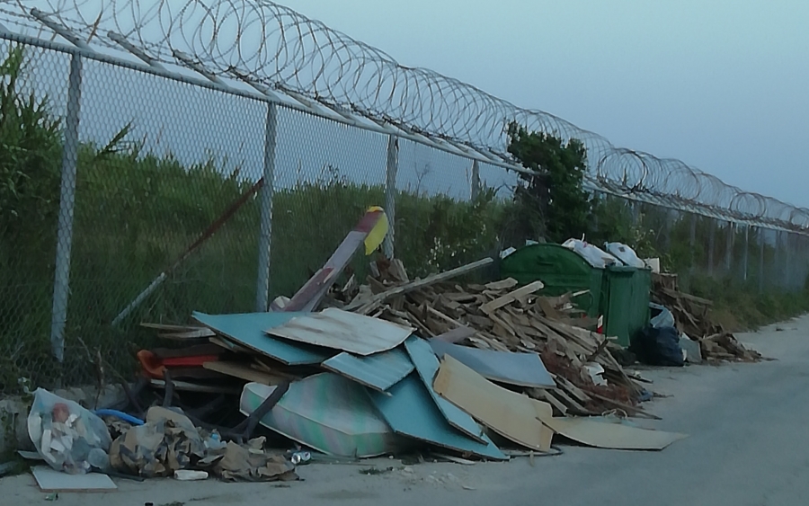 Σωροί σκουπιδιών στην περιοχή του αεροδρομίου
