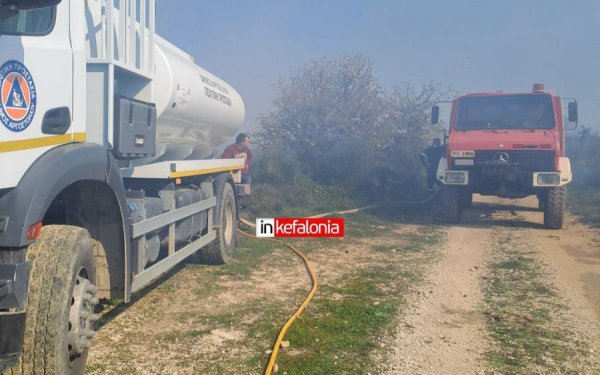 Μεγάλη φωτιά στα Μαυράτα - Σηκώθηκε ένα αεροσκάφος