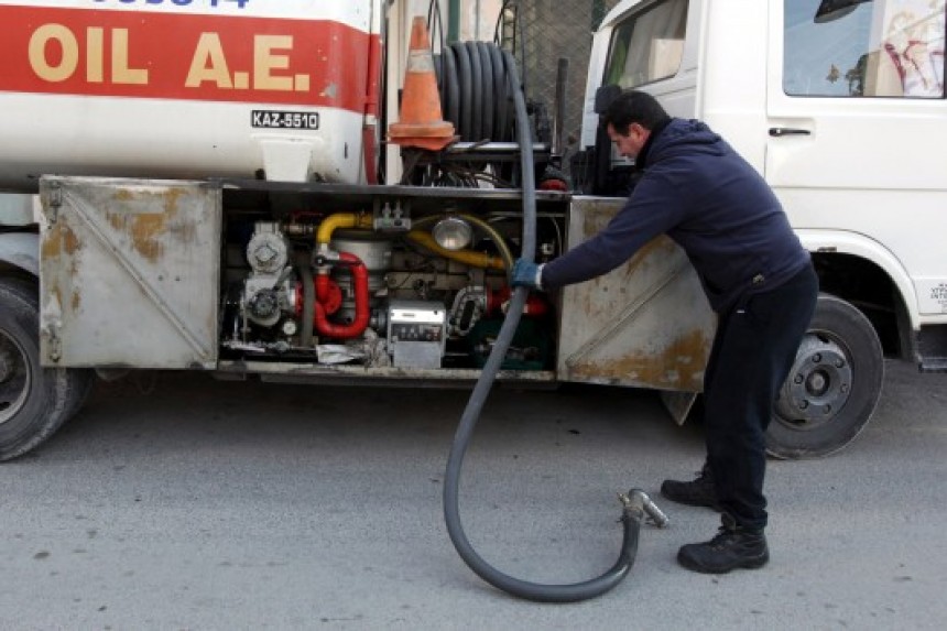 Πετρέλαιο θέρμανσης: Χειροκροτούν οι βενζινοπώλες τη μείωση φόρου - 300 ευρώ ανά 1.000 λίτρα το κέρδος για τα νοικοκυριά