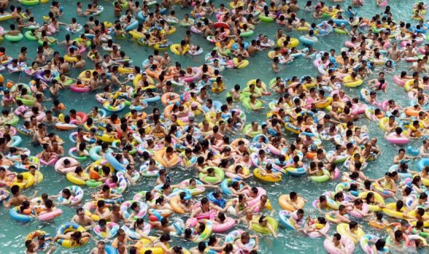 Αυτή είναι η πιο πολυσύχναστη και πισίνα στον κόσμο ! 10.000 επισκέπτες τη φορά συρρέουν με τα σωσίβια τους αναζητώντας λίγη δροσιά ...(εικόνες)