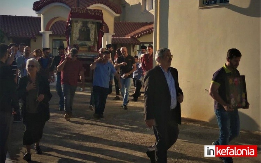 Η λιτάνευση της εικόνας της Παναγίας της Ι.Μ. Σισσίων στα Βλαχάτα (εικόνες)