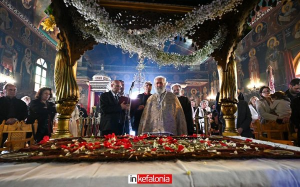 Μεγάλη Παρασκευή στο Αργοστόλι: Συγκίνηση και κατάνυξη στην Αποκαθήλωση στον Άγιο Σπυρίδωνα