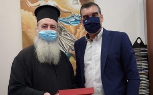 Επίσκεψη του Μητροπολίτη Κεφαλληνίας στον Κεφαλονίτη Δήμαρχο Ελληνικού - Αργυρούπολης (εικόνα)