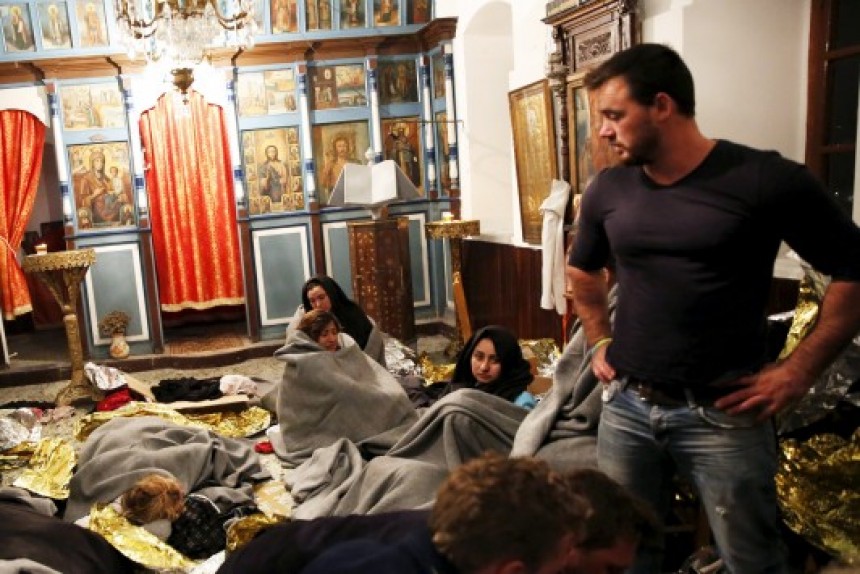 Μυτιλήνη: Άνοιξαν τις εκκλησίες για τους διασωθέντες πρόσφυγες – Οι συγκλονιστικές μαρτυρίες πριν το ναυάγιο