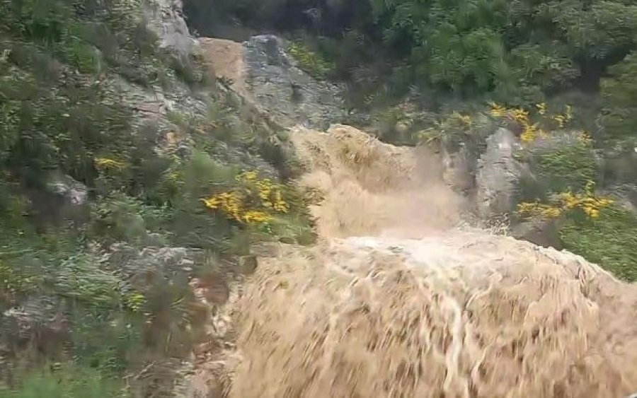 Ισχυρή καταιγίδα πριν απο λίγο απο σε Μαρκόπουλο, Κατελειό και Ρατζακλί (video)
