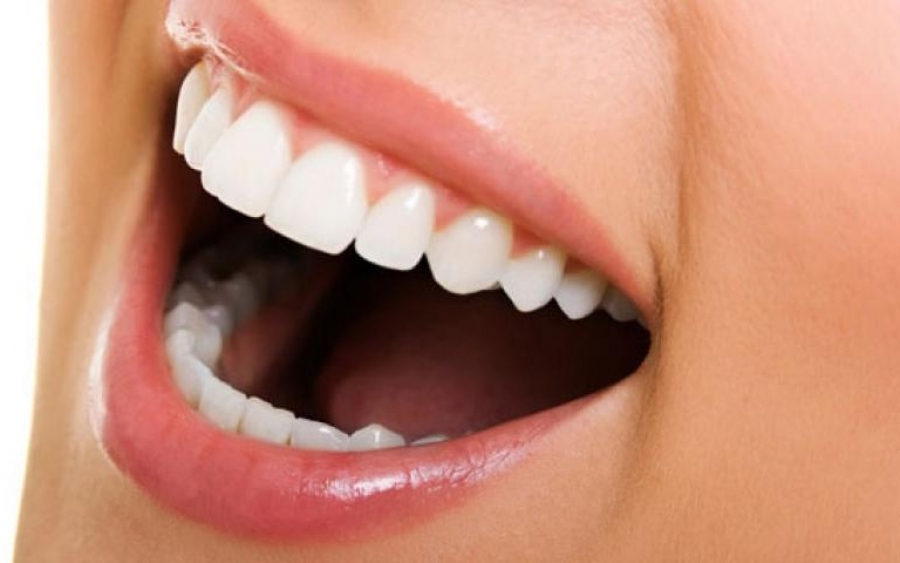Οι τροφές και τα ποτά που αποφεύγουν οι οδοντίατροι (λίστα)