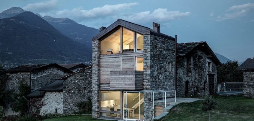 Ένα σπίτι στις Ιταλικές Άλπεις συνδυάζει μοναδικά πέτρα, ξύλο και γυαλί