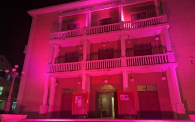 Ροζ Φως για Ζωή: Το Δημοτικό Θέατρο Αργοστολίου φωταγωγήθηκεγια για τον καρκίνο του μαστού