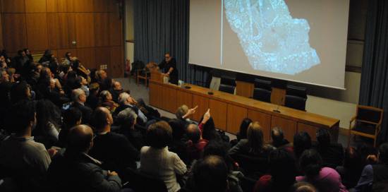 Πλήθος κόσμου στην Αθήνα στην παρουσίαση του Δρ Βασιλάκη για τα αρχαιολογικά ευρήματα στα Τζαννάτα  (photos + video)