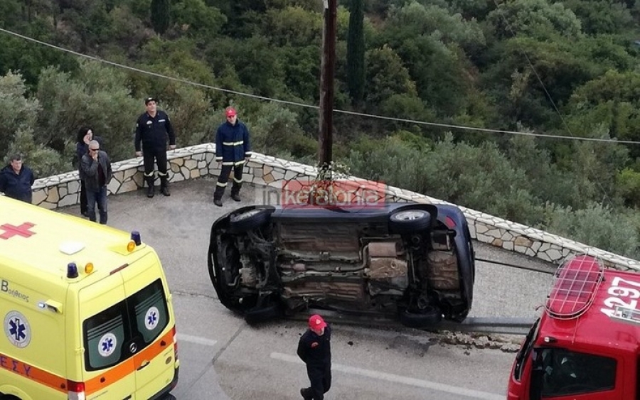 Τροχαίο ατύχημα στα Βλαχάτα – Αυτοκίνητο σταμάτησε σε κολώνα! (εικόνες)