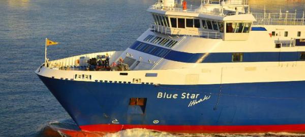 Ο συγκινητικός αποχαιρετισμός του Blue Star Ithaki στο λιμάνι του Πειραιά [βίντεο]