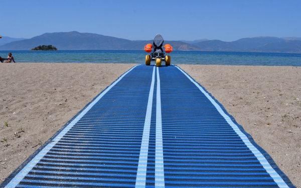 Ναύπλιο: Έβαλαν ράμπα και ειδικό αναπηρικό καροτσάκι για ΑΜΕΑ στις παραλίες
