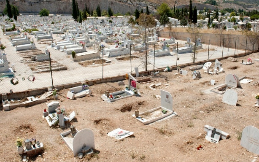 Τριτοκοσμικές εικόνες στο νεκροταφείο Σχιστού - Λείψανα νεκρών πεταμένα στους διαδρόμους του Κοιμητηρίου [βίντεο]