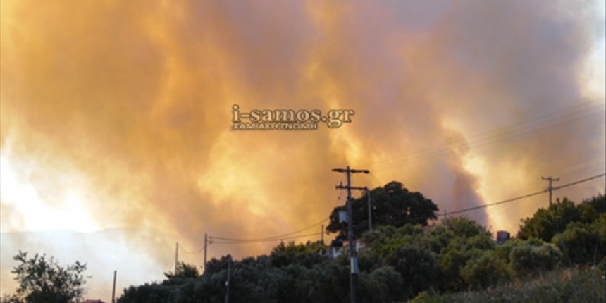 Σάμος: Καίγονται χιλιάδες στρέμματα πευκοδάσους και αγροτοκαλλιέργειες