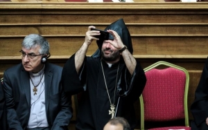 Viral o ιερέας με το smartphone στη Βουλή