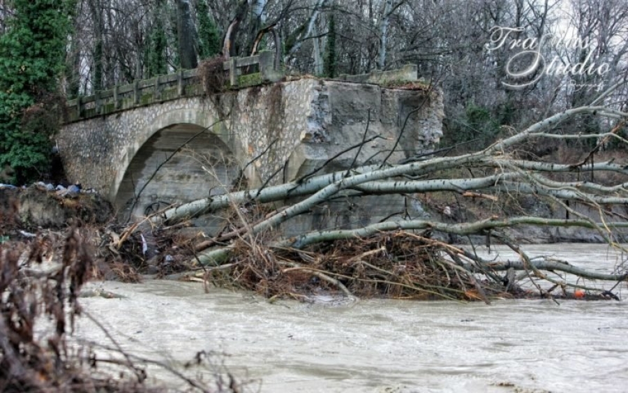 Κατέρρευσε το ιστορικό γεφύρι της Ποριάς στην Καστοριά (εικόνες)