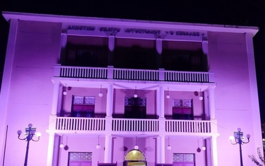 Το Δημοτικό Θέατρο φωτίστηκε ροζ! Ο Δήμος Αργοστολίου τιμά την ημέρα πρόληψης κατά του Καρκίνου του Μαστού