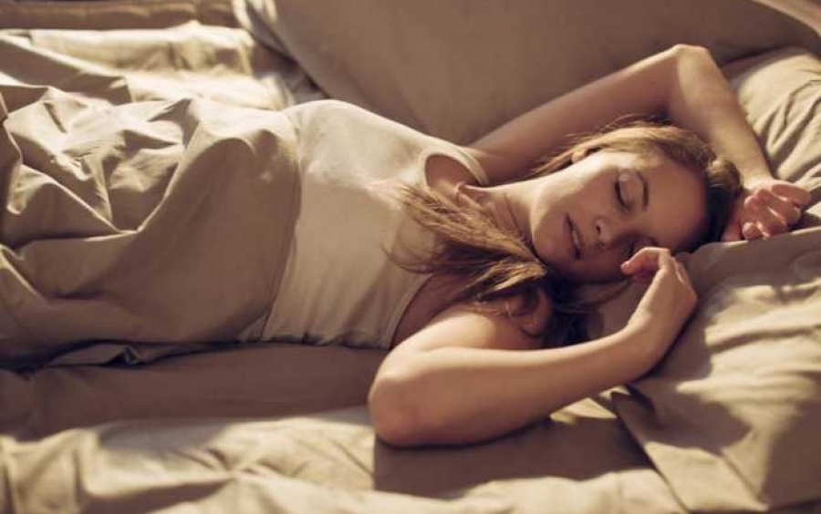 Αυτή είναι η στάση ύπνου που σου προκαλεί ρυτίδες