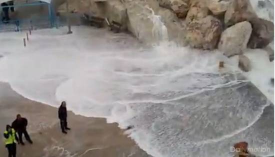 Απίστευτο βίντεο στο λιμάνι της Κιμώλου. Φόρτωση και αποβίβαση μέσα στα κύματα