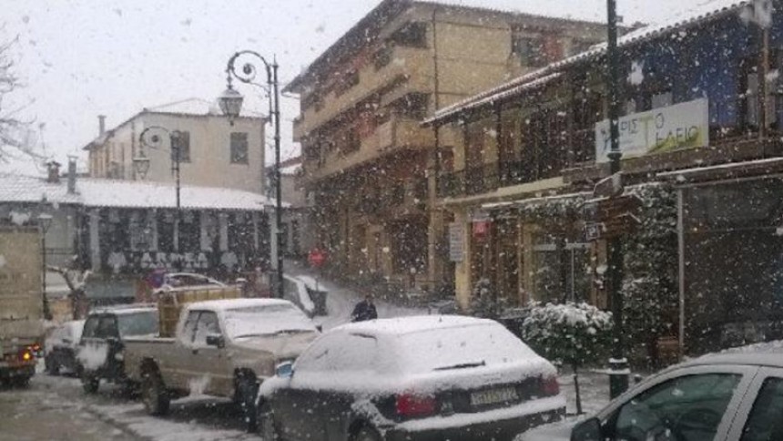 Ο χειμώνας άρχισε – Χιονίζει στο Μέτσοβο
