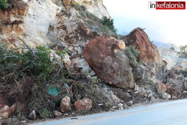 Βλαχάτα: Επικίνδυνοι βράχοι κοντά στο δρόμο