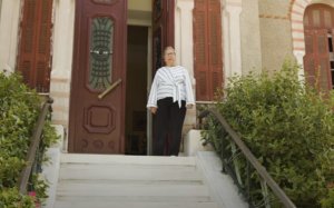 Κάθε 28η Οκτωβρίου η εγγονή του Ιωάννη Μεταξά ανοίγει το σπίτι του ιστορικού “ΟΧΙ” και ξεναγεί τους επισκέπτες (video)