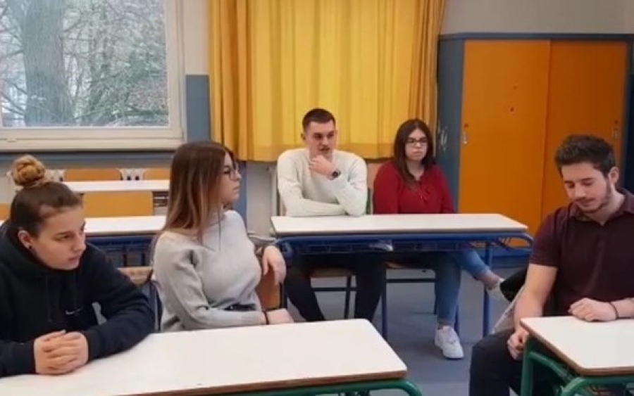 Συγκλονίζει το βίντεο των Ελλήνων μαθητών στη Γερμανία: &quot;Κλείνουν τα σχολεία μας&quot;
