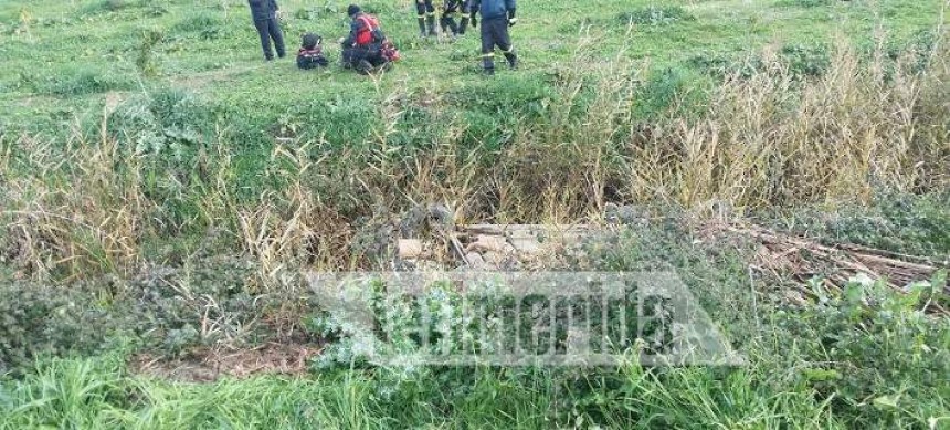 Νεκροί οι δύο αγνοούμενοι στο Μεσολόγγι -Σε αρδευτικό κανάλι βρέθηκε το ΙΧ [εικόνες]