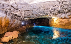 Γνωρίστε το «Αγγαλάκι» ένα από τα βαθύτερα και εντυπωσιακότερα σπήλαια της Κεφαλονιάς (εικόνες)