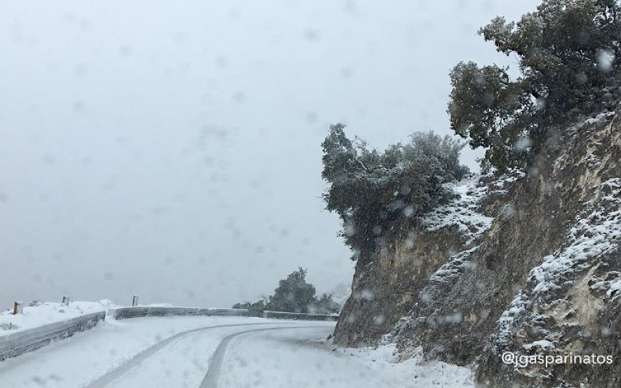 Έντονη χιονόπτωση στον Αίνο (εικόνες - video)