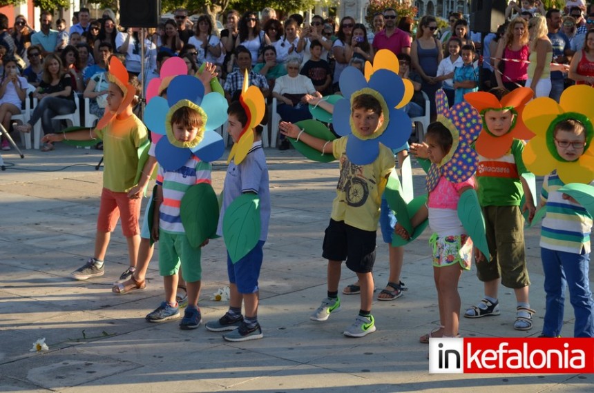 Δεκάδες παιδιά γιόρτασαν τη λήξη της σχολικής χρονιάς στην πλατεία Αργοστολίου (εικόνες)