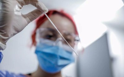Κορονοϊός: Εξαπλώνεται επικίνδυνα μαζί με την γρίπη – Αρχίζει να πιέζεται το ΕΣΥ