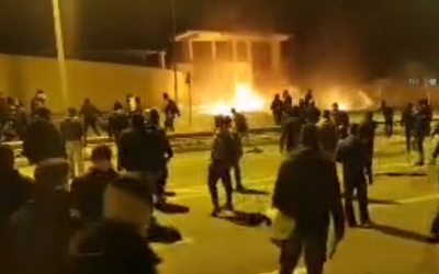 Συγκλονιστικό LIVE : Εξοργισμένοι πολίτες της Μυτιλήνης «πολιορκούν» το Στρατόπεδο της Παγανής