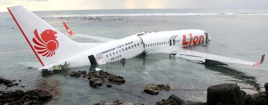Επιβατικό αεροπλάνο κατέπεσε στη θάλασσα ανοικτά του Μπαλί