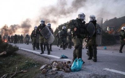Λέσβος: Πολίτες με όπλα εναντίον αστυνομικών - Χάος αυτή την ώρα