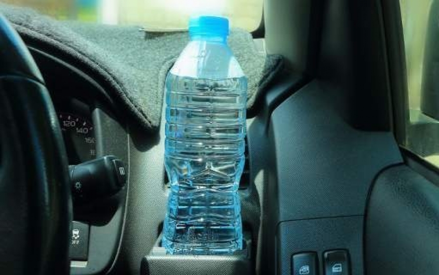 Γιατί ποτέ (μα ποτέ) δεν πρέπει να αφήνεις μπουκάλια με νερό στο αυτοκίνητο