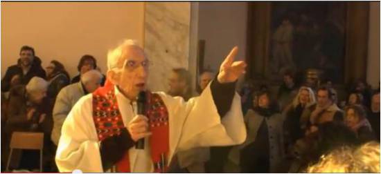 Ιερέας τραγουδάει μέσα σε εκκλησία το &quot;Bella Ciao&quot;! (VIDEO)