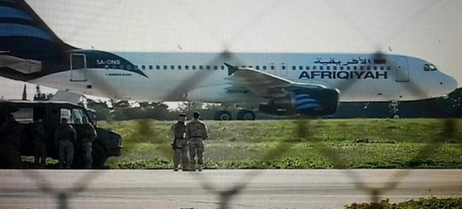 Αεροπειρατεία σε αεροσκάφος από τη Λιβύη με 118 επιβαίνοντες: Προσγειώθηκε στη Μάλτα -Οι δράστες απειλούν να το ανατινάξουν